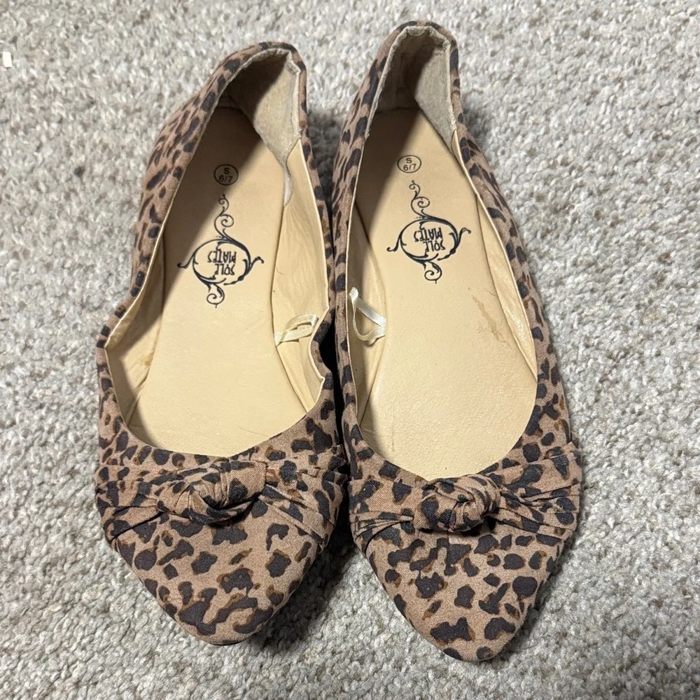 Size 6/7 Leopard Print Pointed Toe Ballet Flats with Knot Details